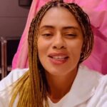 Ana Flavia Cavalcanti Instagram - Aeroporto internacional e área VIP definem muito do comportamento de uma certa gente brasileira. Confesso que o primeiro me impacta pela concentração maciça de pessoas ricas, majoritariamente brancas correndo com suas malas uniformes e seus anseios para serem atendidas rapidamente, entrarem logo na aeronave, sairem logo da aeronave, guardarem suas bagagens de mão. É tanto gold, platinum, prime, personnalité, uniclass, dimonds que eles mesmos se estranham as vezes. Aeroporto pra mim é tudo ou nada. Os ricos do Brasil se incomodaram e se incomodam muito com as nossas presenças neste espaço. É luta, minha irmã! Há duas semanas eu viajei pra França e encarei o terminal 3 do aeroporto internacional de Guarulhos de onde saem os voos internacionais. Arrepios. Eu tinha muita vontade de fazer minha performance A Babá Quer Passear em um aeroporto, recebi a intuição de finalmente fazer a performance no dia da viagem e no meio de busca look, pega sapato, arruma a mala, faz ajuste na roupa, depila a axila peguei o carrinho coloquei ele no meu carro, enfrentei duas horas de marginal tiete e cheguei no aeroporto internacional de Guarulhos o famoso GRU. Essa performance escancara muito das nossas relações interpessoais em sociedade. O momento que eu entro no carrinho eu sinto que tudo desaba dentro e fora de mim. Fiz muitas vezes esse trabalho e nunca havia me constrangido tanto. Não tem uma palavra dita em minha direção, nenhuma. O que sobra são olhares. Ah esses olhares. Esses olhares… Por isso mesmo sigo esgarçando os espaços em que desejo estar seja lá pelo motivo que for. E nesse dia eu decidi contar sobre o meu primeiro emprego. Tempo de tela na tv aberta para pessoas negras é demais. Chegou a hora de pessoas negras nas filas de espera do Grupos 5, 4, 3, 2, 1. Trabalhando na casa do pão de queijo eu vi quatro mulheres negras. Agradeço minha irmã @natalie_cavalcanti e minha madrinha @marciia_teixeiira por estarem meu lado. Adorei a parceria @la.house @edulaviola @piresluciano_ você foi sensível querido, obrigada 🙏🏾 @stratosferacom tô feliz com vocês ♥️ 📣