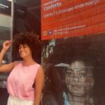 Ana Flavia Cavalcanti Instagram - Março de 24 merecia umas 50 fotos! Março de 24 foi um mês de quintas-feiras. Por aqui a vida passou de quinta em quinta-feira. Mamãe operou o coração numa quinta. Teve alta na outra. E na quinta seguinte: 7 de março estreamos Conforto no @itaucultural 🤸🏾‍♂️ Coisa linda. O mais importante foi a alta pra casa da Dona Val. Mãe e casa combinam. No mais tamo aí na luta das micro empresárias brasileiras. @petrobras somos muitas e trabalhamos demais pela cultura desse país. Estamos aqui, presente. Todo meu amor e respeito as micro empreendedoras INDIVIDUAIS, vulgo MEIs. Um salve também pras primas ricas da cidade EIRELIs e EPPs. “ eu pedi amor e me trouxeram dobrada a moda do Porto, fria. não é prato que se possa comer frio, mas veio frio. estava frio”.
