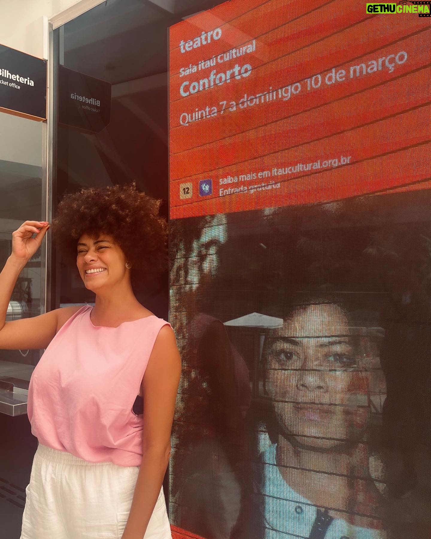 Ana Flavia Cavalcanti Instagram - Março de 24 merecia umas 50 fotos! Março de 24 foi um mês de quintas-feiras. Por aqui a vida passou de quinta em quinta-feira. Mamãe operou o coração numa quinta. Teve alta na outra. E na quinta seguinte: 7 de março estreamos Conforto no @itaucultural 🤸🏾♂️ Coisa linda. O mais importante foi a alta pra casa da Dona Val. Mãe e casa combinam. No mais tamo aí na luta das micro empresárias brasileiras. @petrobras somos muitas e trabalhamos demais pela cultura desse país. Estamos aqui, presente. Todo meu amor e respeito as micro empreendedoras INDIVIDUAIS, vulgo MEIs. Um salve também pras primas ricas da cidade EIRELIs e EPPs. “ eu pedi amor e me trouxeram dobrada a moda do Porto, fria. não é prato que se possa comer frio, mas veio frio. estava frio”.