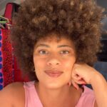 Ana Flavia Cavalcanti Instagram - CONFORTO Estreia amanhã as 20h no Itaú Cultural na Av Paulista 149 @itaucultural ☀️ Venham! Temporada curtinha de 7 a 10 de março de quinta a domingo. Quinta, sexta e sábado as 20h. Domingo as 19h. Tá esgotado no site mas tem lista de espera e todo mundo entra. Vem sim que dá!! Participação mais que especial de @val.cavalcanti.988 @edianemariamtst e @aluabernardo nas canções e baixo. Produção de @rafaferro2020 & @jandilsonvieira ♥️ Assistente de produção @mariana_molina Iluminação @c.ynti.a Cenário @mariliapiraju Fotografia e contra-regra @feavilaaa Supervisão artística @settiisabel @fabio.osorio @cristinamourareal @estreladalva 🎤 Parceiro amado @lejazzboulangerie 🥐 Eu assino a direção, a dramaturgia e tô lá em cena do jeitinho que eu amo. Desconto pra esse verdinho do dente, tá? Vivo mastigando uma folhinha e achei o vídeo tão bom vai com verde com supremo com tudo. Beijos beijos.
