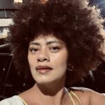 Ana Flavia Cavalcanti Instagram - Essa beleza estreia semana que vem no @itaucultural a peça dela com a mãe dela e as amigas dela! CONFORTO é bom e a gente gosta🛁 Vem que quando a gente faz as coisas tem sempre uma comida no final. Nesse caso tem @lejazzboulangerie (pronto falei) e tem brinde que eu çei que cês gostam! Amor e muita saúde nesta quinta. Viva e filha do rei Ossosi 🏹 @comfortbrasil mais uma nossa ♥️🎤