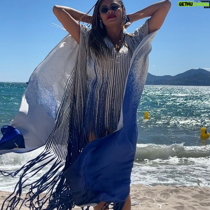 Ana Flavia Cavalcanti Instagram - Baby de @marcelobcaetano no @festivaldecannes š Ver o mundo com meus olhos e sentir o mundo com meu coração. Vestido @apartamento03 de @luiz_ap03, brincos @carlospenna.design para @apartamento03 e sandĆ”lias @animalebrasil (@indexconectada ) Ćculos @evoke Edição de moda @larissalucchese Produção de moda @leilapigatto ļæ¼Larissa, merci pelo carinho comigo e o desejo de me deixar bluezinha na Croisette!