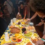 Ana Flavia Cavalcanti Instagram - Março de 24 merecia umas 50 fotos! Março de 24 foi um mês de quintas-feiras. Por aqui a vida passou de quinta em quinta-feira. Mamãe operou o coração numa quinta. Teve alta na outra. E na quinta seguinte: 7 de março estreamos Conforto no @itaucultural 🤸🏾‍♂️ Coisa linda. O mais importante foi a alta pra casa da Dona Val. Mãe e casa combinam. No mais tamo aí na luta das micro empresárias brasileiras. @petrobras somos muitas e trabalhamos demais pela cultura desse país. Estamos aqui, presente. Todo meu amor e respeito as micro empreendedoras INDIVIDUAIS, vulgo MEIs. Um salve também pras primas ricas da cidade EIRELIs e EPPs. “ eu pedi amor e me trouxeram dobrada a moda do Porto, fria. não é prato que se possa comer frio, mas veio frio. estava frio”.