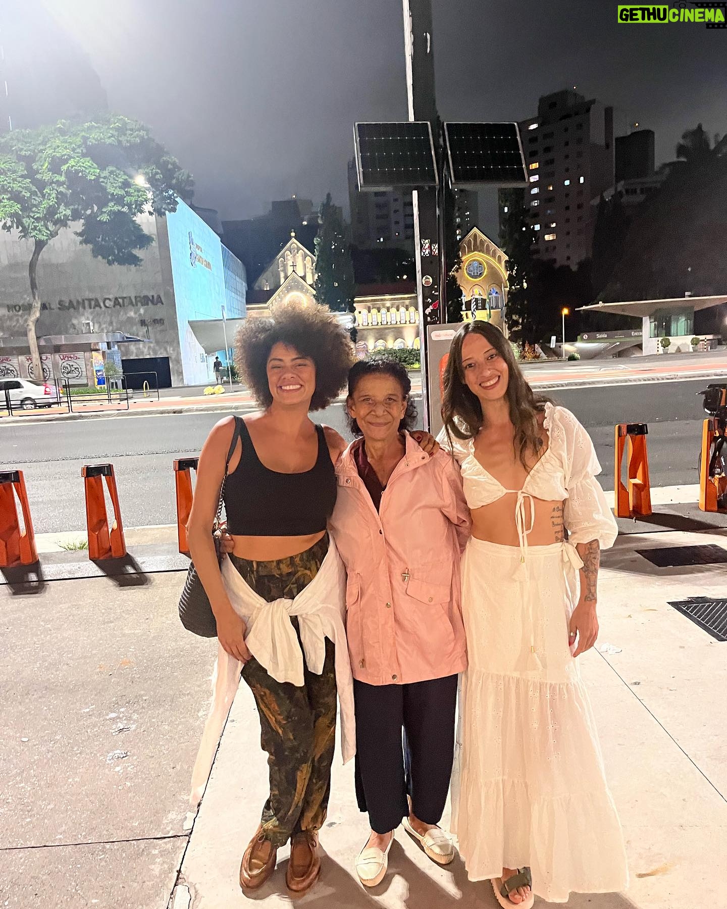 Ana Flavia Cavalcanti Instagram - Março de 24 merecia umas 50 fotos! Março de 24 foi um mês de quintas-feiras. Por aqui a vida passou de quinta em quinta-feira. Mamãe operou o coração numa quinta. Teve alta na outra. E na quinta seguinte: 7 de março estreamos Conforto no @itaucultural 🤸🏾♂️ Coisa linda. O mais importante foi a alta pra casa da Dona Val. Mãe e casa combinam. No mais tamo aí na luta das micro empresárias brasileiras. @petrobras somos muitas e trabalhamos demais pela cultura desse país. Estamos aqui, presente. Todo meu amor e respeito as micro empreendedoras INDIVIDUAIS, vulgo MEIs. Um salve também pras primas ricas da cidade EIRELIs e EPPs. “ eu pedi amor e me trouxeram dobrada a moda do Porto, fria. não é prato que se possa comer frio, mas veio frio. estava frio”.