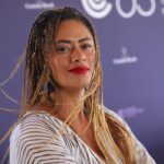 Ana Flavia Cavalcanti Instagram - Me despedindo desse festival poderoso. Baby é um filme muito potente mexeu comigo profundamente, me vi aos 14 saindo de casa, me vi aos 16 perdendo um salto na blue Space, me vi aos 18 morando sozinha num quarto de uma pensão no Brás, me vi aos 20 casando com uma mulher 20 anos mais velha, me vi aos 26 entrando no curso de teatro, me vi aos 30 comemorando aniversário no árabe de Copacabana, me vi aos 35 fazendo Malhação e me vi agora aos 41 na sala de um cinema no @festivaldecannes vendo um filme que acontece como um espelho para muitos e que para nós, corpos LGBTQIAPN chega a ser um portal. Parabéns @marcelobcaetano e toda equipe de Baby e todas as artistas brasileiras que estão e não estão em Cannes fazendo cinema, amor e bebendo cerveja. Vestido @zapartamento03 de @luiz_ap03 Brincos @carlospenna.design para @apartamento03 Sandálias @animalebrasil (@indexconectada) Óculos @evoke (@indexconectada) Edição de moda @larissalucchese Produção de moda @leilapigatto Tranças da rainha @lu_safro ♥️