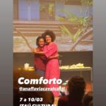 Ana Flavia Cavalcanti Instagram - Março de 24 merecia umas 50 fotos! Março de 24 foi um mês de quintas-feiras. Por aqui a vida passou de quinta em quinta-feira. Mamãe operou o coração numa quinta. Teve alta na outra. E na quinta seguinte: 7 de março estreamos Conforto no @itaucultural 🤸🏾‍♂️ Coisa linda. O mais importante foi a alta pra casa da Dona Val. Mãe e casa combinam. No mais tamo aí na luta das micro empresárias brasileiras. @petrobras somos muitas e trabalhamos demais pela cultura desse país. Estamos aqui, presente. Todo meu amor e respeito as micro empreendedoras INDIVIDUAIS, vulgo MEIs. Um salve também pras primas ricas da cidade EIRELIs e EPPs. “ eu pedi amor e me trouxeram dobrada a moda do Porto, fria. não é prato que se possa comer frio, mas veio frio. estava frio”.