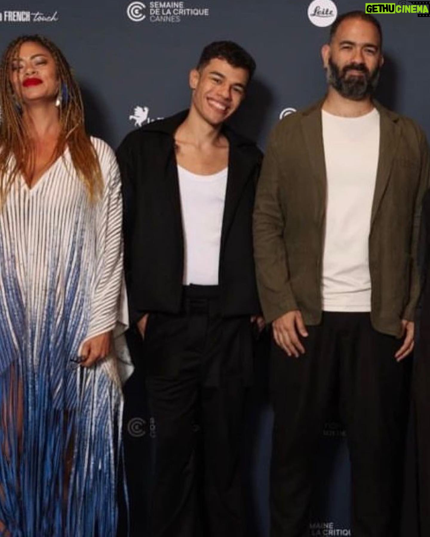 Ana Flavia Cavalcanti Instagram - Me despedindo desse festival poderoso. Baby é um filme muito potente mexeu comigo profundamente, me vi aos 14 saindo de casa, me vi aos 16 perdendo um salto na blue Space, me vi aos 18 morando sozinha num quarto de uma pensão no Brás, me vi aos 20 casando com uma mulher 20 anos mais velha, me vi aos 26 entrando no curso de teatro, me vi aos 30 comemorando aniversário no árabe de Copacabana, me vi aos 35 fazendo Malhação e me vi agora aos 41 na sala de um cinema no @festivaldecannes vendo um filme que acontece como um espelho para muitos e que para nós, corpos LGBTQIAPN chega a ser um portal. Parabéns @marcelobcaetano e toda equipe de Baby e todas as artistas brasileiras que estão e não estão em Cannes fazendo cinema, amor e bebendo cerveja. Vestido @zapartamento03 de @luiz_ap03 Brincos @carlospenna.design para @apartamento03 Sandálias @animalebrasil (@indexconectada) Óculos @evoke (@indexconectada) Edição de moda @larissalucchese Produção de moda @leilapigatto Tranças da rainha @lu_safro ♥️