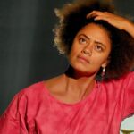 Ana Flavia Cavalcanti Instagram - CONFORTO Até 10 de novembro no @sescpompeia ! Se programe e venham estar conosco! Gente, tem de tudo nessa peça, tem mãe, tem pai, tem teatro, tem fotografia, tem vídeo, tem comida, tem performance me deu a louca e botei tudo o que tava aqui na mente-coração. Desejo fortemente que vocês venham ver. Lembrando que são poucos lugares!!! Essa semana espetáculo nos dias 26 e 27 de outubro às 20h30. Conforto costura memórias de quando Ana Flavia acompanhava sua mãe, a diarista Val Cavalcanti, nas casas de família em que trabalhava, o café da manhã que era servido no programa da Xuxa nos anos 90 e a realização de ter sua casa própria. Ao fazer alusão a um amaciante de roupas durante a peça, a autora lança mão de referências da cultura popular logo de saída, depois, com um borrifador de perfume em punho e vestida de paquita, a atriz cultiva, em Conforto, um novo momento de sua trajetória. Temporada: 17 de outubro a 10 de novembro. Terças, quartas, quintas e sextas-feiras, às 20h30. (Sessões duplas nos dias 9 e 10 de novembro às 18h e às 20h30). 80 minutos | 50 lugares @sescpompeia (Espaço Cênico) R. Clélia, 93 - Água Branca | Telefone: 3871-7700 Concepção, direção e atuação: @anaflaviacavalcanti | Supervisão artística: @settiisabel @fabio.osorio | Performer convidada: @val.cavalcanti.988 | Cenário: @mariliapiraju | Cenotecnia: @cassio.omae | Figurino: @anaflaviacavalcanti e @mariliapiraju | Trilha sonora: @aluabernardo | Execução de música ao vivo: @aluabernardo e @biafraoli (stand in) | Iluminação: @c.ynti.a | Operação de Luz: @c.ynti.a e @angeltaize | Operação de Vídeo: @tiagosilva_fotografia | Fotografias: @hannavadasz @jorgebispo @feavilaaa | Produção: @rafaferro2020 | Produção Executiva: @jandilsonvieira | Assistente de Produção: @mariana_molina | Assessoria de Imprensa: @pedro7wood e @rafaferro2020 | Preparação Vocal: @settiisabel | Designer: Jonas “Joe” Borges e Daniel Kulaback | Tratamento de Fotos: @sergiolisboa | Apoios @lejazzboulangerie @gilov @planetasrestaurante @cantinalunadicapri @cantinaepizzariapiolin @pompeuepompeia | Realização @sescsp @sescpompeia