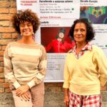 Ana Flavia Cavalcanti Instagram - CONFORTO Até 10 de novembro no @sescpompeia ! Se programe e venham estar conosco! Gente, tem de tudo nessa peça, tem mãe, tem pai, tem teatro, tem fotografia, tem vídeo, tem comida, tem performance me deu a louca e botei tudo o que tava aqui na mente-coração. Desejo fortemente que vocês venham ver. Lembrando que são poucos lugares!!! Essa semana espetáculo nos dias 26 e 27 de outubro às 20h30. Conforto costura memórias de quando Ana Flavia acompanhava sua mãe, a diarista Val Cavalcanti, nas casas de família em que trabalhava, o café da manhã que era servido no programa da Xuxa nos anos 90 e a realização de ter sua casa própria. Ao fazer alusão a um amaciante de roupas durante a peça, a autora lança mão de referências da cultura popular logo de saída, depois, com um borrifador de perfume em punho e vestida de paquita, a atriz cultiva, em Conforto, um novo momento de sua trajetória. Temporada: 17 de outubro a 10 de novembro. Terças, quartas, quintas e sextas-feiras, às 20h30. (Sessões duplas nos dias 9 e 10 de novembro às 18h e às 20h30). 80 minutos | 50 lugares @sescpompeia (Espaço Cênico) R. Clélia, 93 - Água Branca | Telefone: 3871-7700 Concepção, direção e atuação: @anaflaviacavalcanti | Supervisão artística: @settiisabel @fabio.osorio | Performer convidada: @val.cavalcanti.988 | Cenário: @mariliapiraju | Cenotecnia: @cassio.omae | Figurino: @anaflaviacavalcanti e @mariliapiraju | Trilha sonora: @aluabernardo | Execução de música ao vivo: @aluabernardo e @biafraoli (stand in) | Iluminação: @c.ynti.a | Operação de Luz: @c.ynti.a e @angeltaize | Operação de Vídeo: @tiagosilva_fotografia | Fotografias: @hannavadasz @jorgebispo @feavilaaa | Produção: @rafaferro2020 | Produção Executiva: @jandilsonvieira | Assistente de Produção: @mariana_molina | Assessoria de Imprensa: @pedro7wood e @rafaferro2020 | Preparação Vocal: @settiisabel | Designer: Jonas “Joe” Borges e Daniel Kulaback | Tratamento de Fotos: @sergiolisboa | Apoios @lejazzboulangerie @gilov @planetasrestaurante @cantinalunadicapri @cantinaepizzariapiolin @pompeuepompeia | Realização @sescsp @sescpompeia