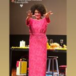 Ana Flavia Cavalcanti Instagram - Março de 24 merecia umas 50 fotos! Março de 24 foi um mês de quintas-feiras. Por aqui a vida passou de quinta em quinta-feira. Mamãe operou o coração numa quinta. Teve alta na outra. E na quinta seguinte: 7 de março estreamos Conforto no @itaucultural 🤸🏾‍♂️ Coisa linda. O mais importante foi a alta pra casa da Dona Val. Mãe e casa combinam. No mais tamo aí na luta das micro empresárias brasileiras. @petrobras somos muitas e trabalhamos demais pela cultura desse país. Estamos aqui, presente. Todo meu amor e respeito as micro empreendedoras INDIVIDUAIS, vulgo MEIs. Um salve também pras primas ricas da cidade EIRELIs e EPPs. “ eu pedi amor e me trouxeram dobrada a moda do Porto, fria. não é prato que se possa comer frio, mas veio frio. estava frio”.