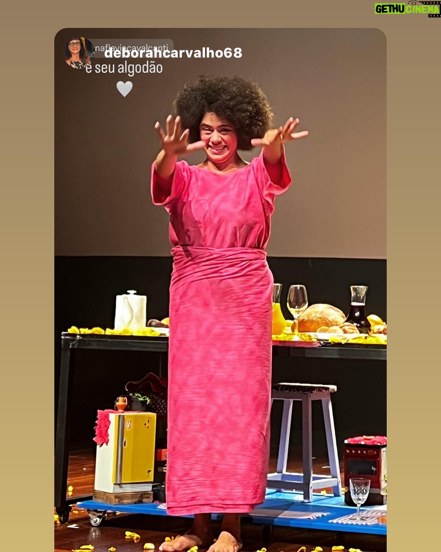 Ana Flavia Cavalcanti Instagram - Março de 24 merecia umas 50 fotos! Março de 24 foi um mês de quintas-feiras. Por aqui a vida passou de quinta em quinta-feira. Mamãe operou o coração numa quinta. Teve alta na outra. E na quinta seguinte: 7 de março estreamos Conforto no @itaucultural 🤸🏾♂️ Coisa linda. O mais importante foi a alta pra casa da Dona Val. Mãe e casa combinam. No mais tamo aí na luta das micro empresárias brasileiras. @petrobras somos muitas e trabalhamos demais pela cultura desse país. Estamos aqui, presente. Todo meu amor e respeito as micro empreendedoras INDIVIDUAIS, vulgo MEIs. Um salve também pras primas ricas da cidade EIRELIs e EPPs. “ eu pedi amor e me trouxeram dobrada a moda do Porto, fria. não é prato que se possa comer frio, mas veio frio. estava frio”.