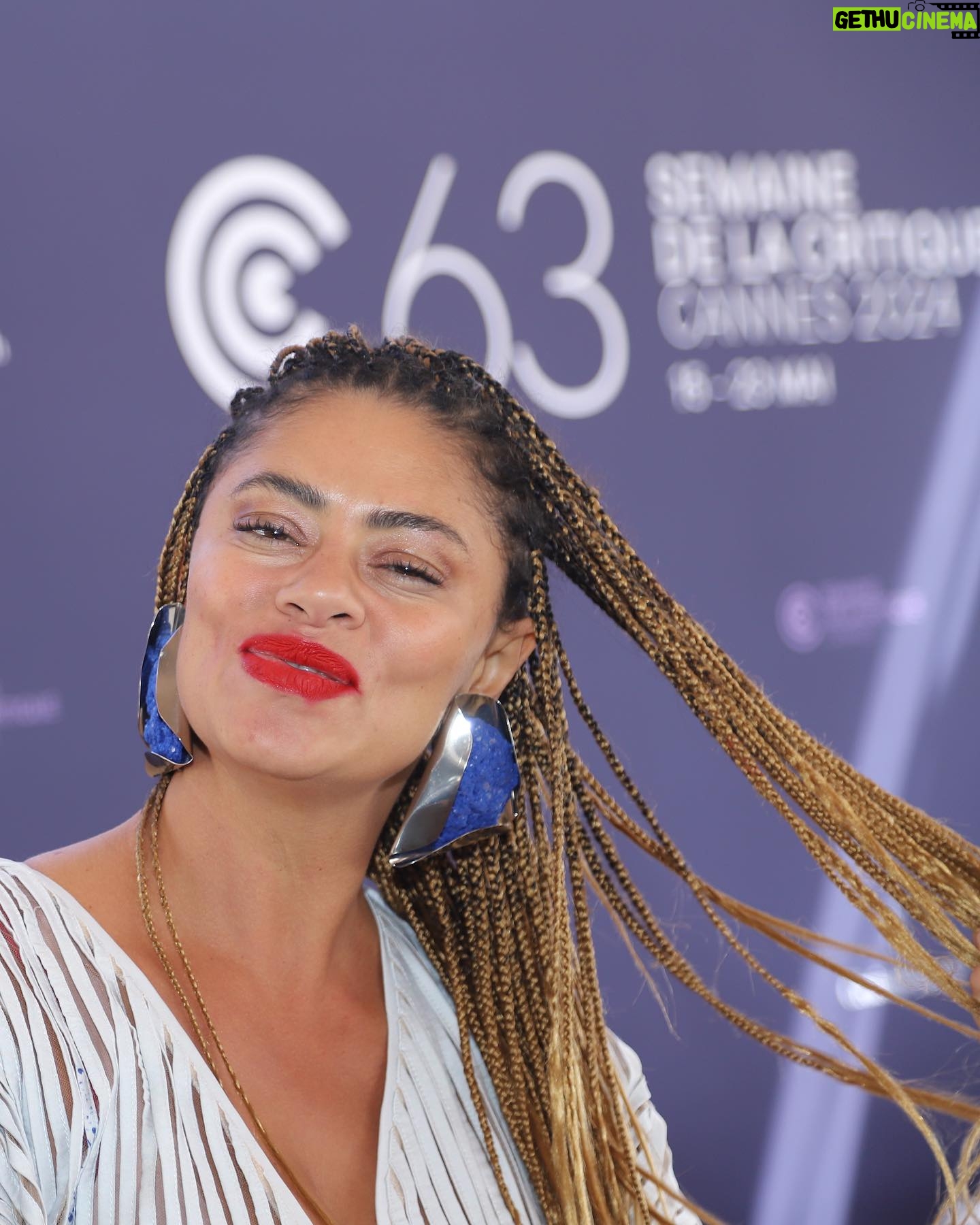 Ana Flavia Cavalcanti Instagram - Me despedindo desse festival poderoso. Baby é um filme muito potente mexeu comigo profundamente, me vi aos 14 saindo de casa, me vi aos 16 perdendo um salto na blue Space, me vi aos 18 morando sozinha num quarto de uma pensão no Brás, me vi aos 20 casando com uma mulher 20 anos mais velha, me vi aos 26 entrando no curso de teatro, me vi aos 30 comemorando aniversário no árabe de Copacabana, me vi aos 35 fazendo Malhação e me vi agora aos 41 na sala de um cinema no @festivaldecannes vendo um filme que acontece como um espelho para muitos e que para nós, corpos LGBTQIAPN chega a ser um portal. Parabéns @marcelobcaetano e toda equipe de Baby e todas as artistas brasileiras que estão e não estão em Cannes fazendo cinema, amor e bebendo cerveja. Vestido @zapartamento03 de @luiz_ap03 Brincos @carlospenna.design para @apartamento03 Sandálias @animalebrasil (@indexconectada) Óculos @evoke (@indexconectada) Edição de moda @larissalucchese Produção de moda @leilapigatto Tranças da rainha @lu_safro ♥️