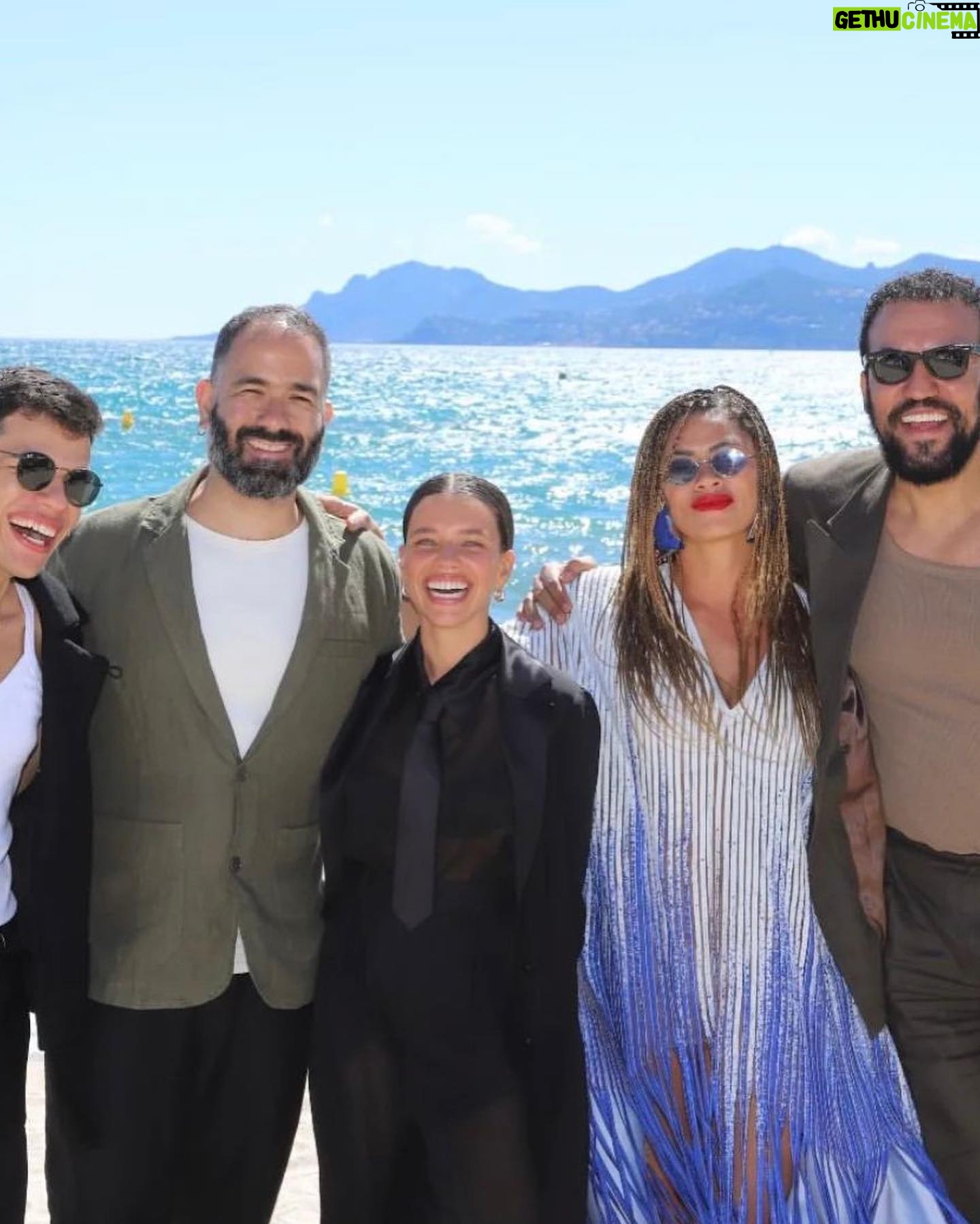 Ana Flavia Cavalcanti Instagram - Me despedindo desse festival poderoso. Baby é um filme muito potente mexeu comigo profundamente, me vi aos 14 saindo de casa, me vi aos 16 perdendo um salto na blue Space, me vi aos 18 morando sozinha num quarto de uma pensão no Brás, me vi aos 20 casando com uma mulher 20 anos mais velha, me vi aos 26 entrando no curso de teatro, me vi aos 30 comemorando aniversário no árabe de Copacabana, me vi aos 35 fazendo Malhação e me vi agora aos 41 na sala de um cinema no @festivaldecannes vendo um filme que acontece como um espelho para muitos e que para nós, corpos LGBTQIAPN chega a ser um portal. Parabéns @marcelobcaetano e toda equipe de Baby e todas as artistas brasileiras que estão e não estão em Cannes fazendo cinema, amor e bebendo cerveja. Vestido @zapartamento03 de @luiz_ap03 Brincos @carlospenna.design para @apartamento03 Sandálias @animalebrasil (@indexconectada) Óculos @evoke (@indexconectada) Edição de moda @larissalucchese Produção de moda @leilapigatto Tranças da rainha @lu_safro ♥️