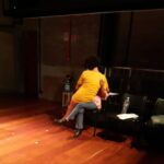 Ana Flavia Cavalcanti Instagram - CONFORTO Até 10 de novembro no @sescpompeia ! Se programe e venham estar conosco! Gente, tem de tudo nessa peça, tem mãe, tem pai, tem teatro, tem fotografia, tem vídeo, tem comida, tem performance me deu a louca e botei tudo o que tava aqui na mente-coração. Desejo fortemente que vocês venham ver. Lembrando que são poucos lugares!!! Essa semana espetáculo nos dias 26 e 27 de outubro às 20h30. Conforto costura memórias de quando Ana Flavia acompanhava sua mãe, a diarista Val Cavalcanti, nas casas de família em que trabalhava, o café da manhã que era servido no programa da Xuxa nos anos 90 e a realização de ter sua casa própria. Ao fazer alusão a um amaciante de roupas durante a peça, a autora lança mão de referências da cultura popular logo de saída, depois, com um borrifador de perfume em punho e vestida de paquita, a atriz cultiva, em Conforto, um novo momento de sua trajetória. Temporada: 17 de outubro a 10 de novembro. Terças, quartas, quintas e sextas-feiras, às 20h30. (Sessões duplas nos dias 9 e 10 de novembro às 18h e às 20h30). 80 minutos | 50 lugares @sescpompeia (Espaço Cênico) R. Clélia, 93 - Água Branca | Telefone: 3871-7700 Concepção, direção e atuação: @anaflaviacavalcanti | Supervisão artística: @settiisabel @fabio.osorio | Performer convidada: @val.cavalcanti.988 | Cenário: @mariliapiraju | Cenotecnia: @cassio.omae | Figurino: @anaflaviacavalcanti e @mariliapiraju | Trilha sonora: @aluabernardo | Execução de música ao vivo: @aluabernardo e @biafraoli (stand in) | Iluminação: @c.ynti.a | Operação de Luz: @c.ynti.a e @angeltaize | Operação de Vídeo: @tiagosilva_fotografia | Fotografias: @hannavadasz @jorgebispo @feavilaaa | Produção: @rafaferro2020 | Produção Executiva: @jandilsonvieira | Assistente de Produção: @mariana_molina | Assessoria de Imprensa: @pedro7wood e @rafaferro2020 | Preparação Vocal: @settiisabel | Designer: Jonas “Joe” Borges e Daniel Kulaback | Tratamento de Fotos: @sergiolisboa | Apoios @lejazzboulangerie @gilov @planetasrestaurante @cantinalunadicapri @cantinaepizzariapiolin @pompeuepompeia | Realização @sescsp @sescpompeia