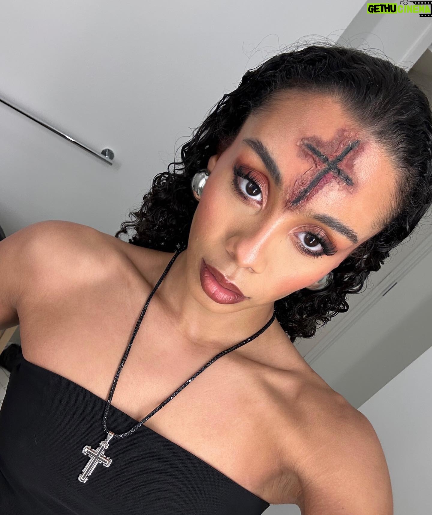 Ana Giulia Zortea Instagram - no costume no problem, I’ll improvise with makeup! sem fantasia, mas a maquiagem sempre me salva!