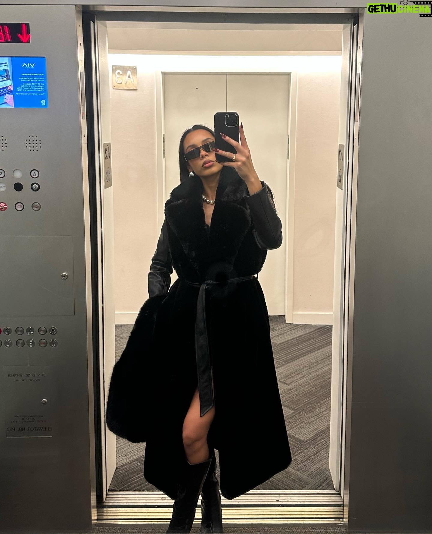 Ana Giulia Zortea Instagram - NYFW mob wife duty for @mooseknucklescanada & @luar