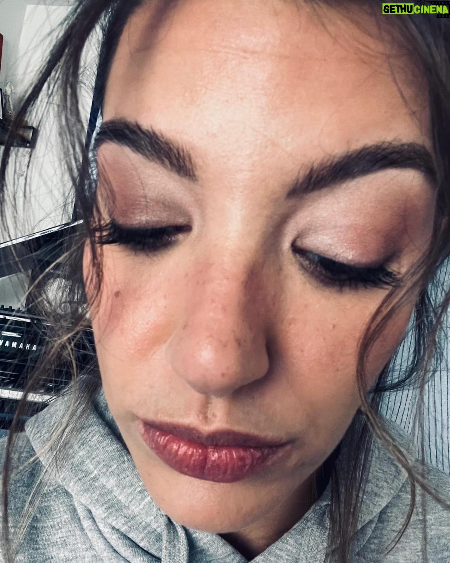 Ana Guerra Instagram - El otro día en la premier de @locomiaoficial Gracias! @yslbeauty #makeuplook #yslbeauty @jesus_pyn @sandrononna por dejarme bellisimaaaaaaa 🩵🩵🩵