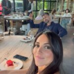 Ana Isabelle Instagram - Mi familia en #Marbella: César, Katy y Alex 😍😘‼️ . Gracias España por recibirnos tan bonito. Me han dicho que estamos #1 en @movistarplus ✨ No se pierdan los nuevos dos capítulos esta semana. . Gracias @leirayserrano 🩷