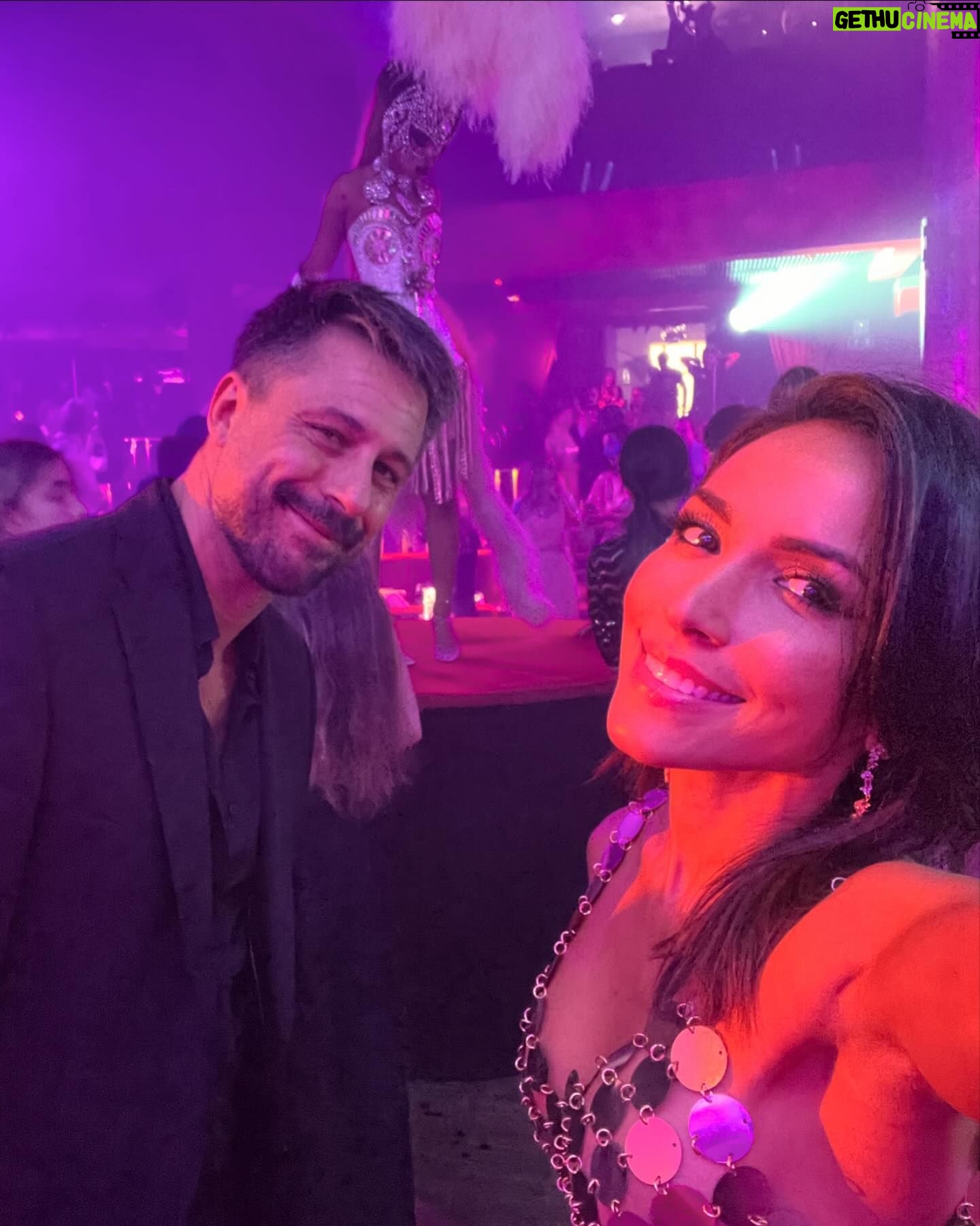 Ana Isabelle Instagram - Mi familia en #Marbella: César, Katy y Alex 😍😘‼️ . Gracias España por recibirnos tan bonito. Me han dicho que estamos #1 en @movistarplus ✨ No se pierdan los nuevos dos capítulos esta semana. . Gracias @leirayserrano 🩷