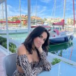 Ana Isabelle Instagram - Mi familia en #Marbella: César, Katy y Alex 😍😘‼️ . Gracias España por recibirnos tan bonito. Me han dicho que estamos #1 en @movistarplus ✨ No se pierdan los nuevos dos capítulos esta semana. . Gracias @leirayserrano 🩷