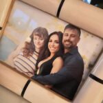 Ana Isabelle Instagram - Mi familia en #Marbella: César, Katy y Alex 😍😘‼️ . Gracias España por recibirnos tan bonito. Me han dicho que estamos #1 en @movistarplus ✨ No se pierdan los nuevos dos capítulos esta semana. . Gracias @leirayserrano 🩷