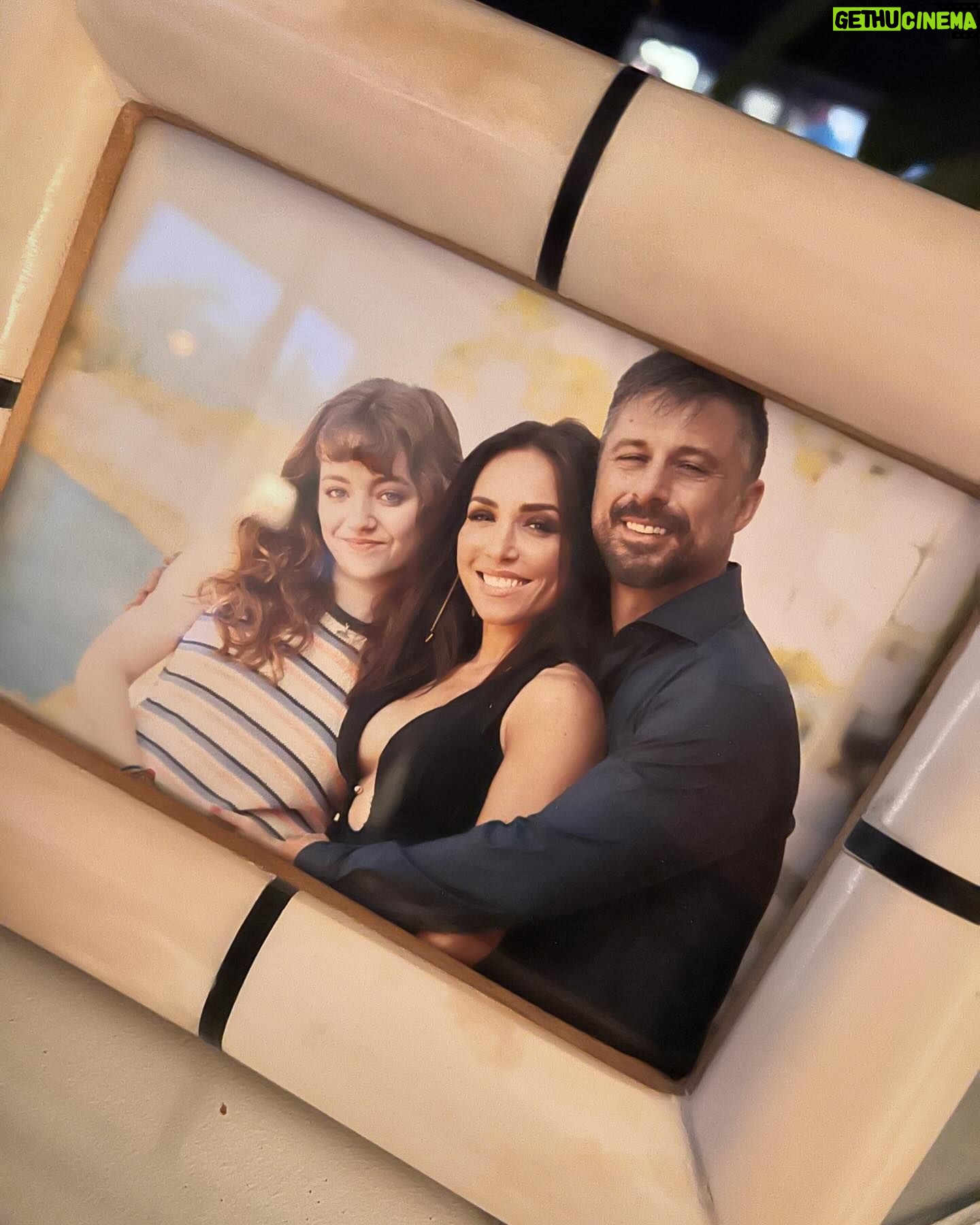 Ana Isabelle Instagram - Mi familia en #Marbella: César, Katy y Alex 😍😘‼️ . Gracias España por recibirnos tan bonito. Me han dicho que estamos #1 en @movistarplus ✨ No se pierdan los nuevos dos capítulos esta semana. . Gracias @leirayserrano 🩷