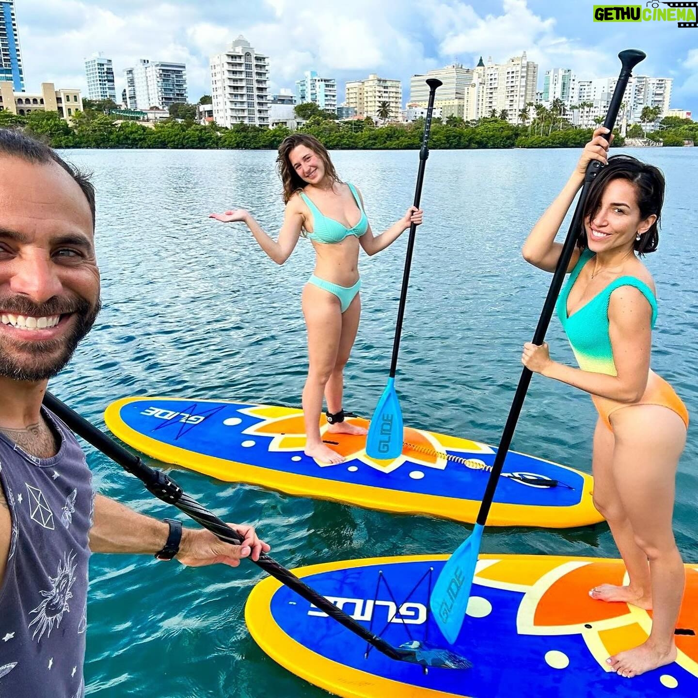Ana Isabelle - 6.2K Likes - Disfrutando el amanecer junto @supyogapr … mientras expando mi conciencia me reitero que cada momento es un tesoro… Conectar con la naturaleza, con uno mismo y darse el permiso de liberar miedos, situaciones, pesares, es un regalo que trae nuevas y grandes bendiciones. Gracias @oscarhguerrero por la invitación a renovar mis fuerzas y por ser vehículo para enfocar mi práctica en la intención de seguir sanando el corazón. 💝
*Anécdota*
Mi mejor amigo @fraguadathian (que lleva un año en el cielo) me había invitado a tomar esta clase con él en varias ocasiones, y por diversas razones, nunca pude ir. Hoy lo recordé y lo sentí hasta en el viento… honré su legado en mi vida y fue bien especial.❤️🩹
Recordatorio:
-No dejes para mañana lo que puedes hacer hoy
-Expresa tu amor en libertad sin reprimirte.
-Atrévete a abrirte a lo nuevo.
-Sobrepasa el miedo a lo desconocido, fuera de tu comfort zone esta tu crecimiento y bendición.
-No dejemos para mañana ser feliz.🙏🏽
.
‼️Reserva tu clase de paddle yoga con Oscar en: paddleyogapuertorico@gmail.com‼️