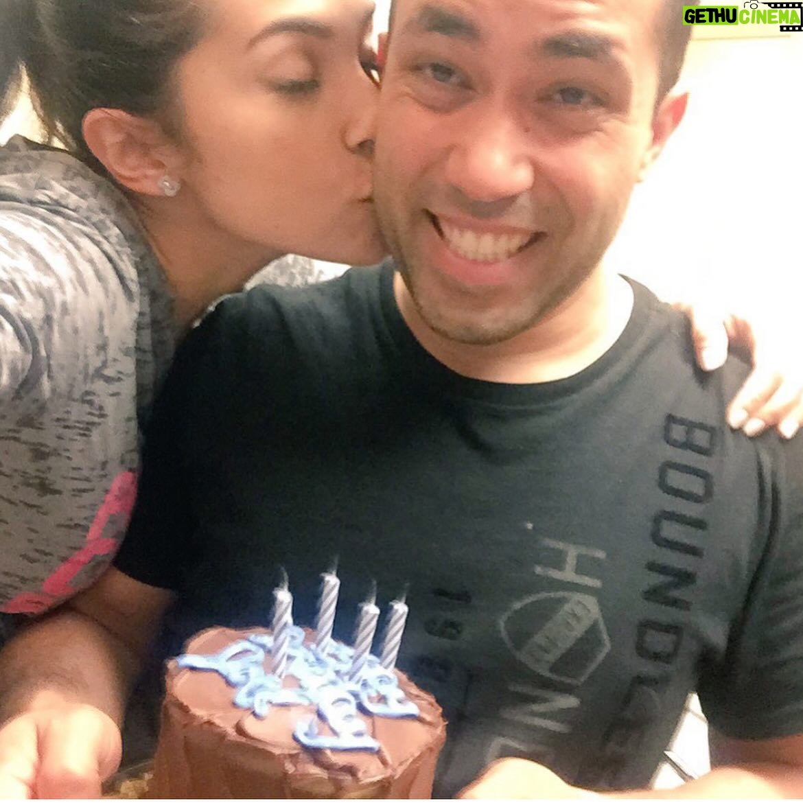 Ana Isabelle Instagram - Ayer 4 mayo cumplió mi hermano @magicianjoel🎉Ayúdenme a felicitarlo! En casa somos solo dos hijos. Y como hermano mayor, siempre me ha cuidado, enseñado, protegido y dado el amor más noble que pueda existir. Datos que deben conocer de mi hermano Joel 🇵🇷: 1. Es Ingeniero en computadora en el Lincoln Lab de MIT en Boston 🇵🇷 #orgulloboricua 2. Es MAGO. La magia era su hobby de niño. Hoy día tiene el show #1 de magia y entretenimiento en Boston 🇵🇷 @fourhandedillusions 🔝 3. Baila y enseña salsa en un equipo en Boston 💃🏻‼️ 4. Es músico: pianista, percusionista y toca guitarra cuatro 5. Mi chef favorito. Hace las mejores omelets y pizzas homemade del mundo mundial😋 . Podría seguir enumerando, pero lo más que amo es su gran corazón. El es ese hermano honesto, estricto, chistoso y que sabe cuando necesito ayuda con tan solo oírme la voz o mirarme a los ojos. Ha sido mi apoyo en las buenas y las secas. Un ejemplo del caballero que anhelo conseguir como pareja porque ama a todos con bondad, es detallista, respetuoso, y da siempre lo mejor de si. Ejemplo de superación. Venimos de familia trabajadora y nada ha impedido que él haya logrado lo más alto en su profesión, y lo que falta. El brain de la familia desde niño. Mientras yo solo era buena pa’ las artes 😂, el muy rompecurva era bueno en todas las materias. Gracias por ser mi inspiración Joel. Sin ti no sería la mitad de quien soy, sin ti a veces no hubiera podido pagar esto o lo otro, has estado en cada peldaño, contigo todo es mejor y punto… gracias por aguantar a la lokilla de tu hermana… y por ser clave en mi evolución. Q Dios me permita tenerte hasta viejitos. Mi hermano del alma, mi sangre, mi manito. TE AMO CON TO’ 🩷 #siblinggoals #happybirthday 🎉