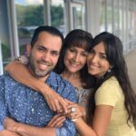 Ana Isabelle Instagram - Ayer 4 mayo cumplió mi hermano @magicianjoel🎉Ayúdenme a felicitarlo! En casa somos solo dos hijos. Y como hermano mayor, siempre me ha cuidado, enseñado, protegido y dado el amor más noble que pueda existir. Datos que deben conocer de mi hermano Joel 🇵🇷: 1. Es Ingeniero en computadora en el Lincoln Lab de MIT en Boston 🇵🇷 #orgulloboricua 2. Es MAGO. La magia era su hobby de niño. Hoy día tiene el show #1 de magia y entretenimiento en Boston 🇵🇷 @fourhandedillusions 🔝 3. Baila y enseña salsa en un equipo en Boston 💃🏻‼️ 4. Es músico: pianista, percusionista y toca guitarra cuatro 5. Mi chef favorito. Hace las mejores omelets y pizzas homemade del mundo mundial😋 . Podría seguir enumerando, pero lo más que amo es su gran corazón. El es ese hermano honesto, estricto, chistoso y que sabe cuando necesito ayuda con tan solo oírme la voz o mirarme a los ojos. Ha sido mi apoyo en las buenas y las secas. Un ejemplo del caballero que anhelo conseguir como pareja porque ama a todos con bondad, es detallista, respetuoso, y da siempre lo mejor de si. Ejemplo de superación. Venimos de familia trabajadora y nada ha impedido que él haya logrado lo más alto en su profesión, y lo que falta. El brain de la familia desde niño. Mientras yo solo era buena pa’ las artes 😂, el muy rompecurva era bueno en todas las materias. Gracias por ser mi inspiración Joel. Sin ti no sería la mitad de quien soy, sin ti a veces no hubiera podido pagar esto o lo otro, has estado en cada peldaño, contigo todo es mejor y punto… gracias por aguantar a la lokilla de tu hermana… y por ser clave en mi evolución. Q Dios me permita tenerte hasta viejitos. Mi hermano del alma, mi sangre, mi manito. TE AMO CON TO’ 🩷 #siblinggoals #happybirthday 🎉