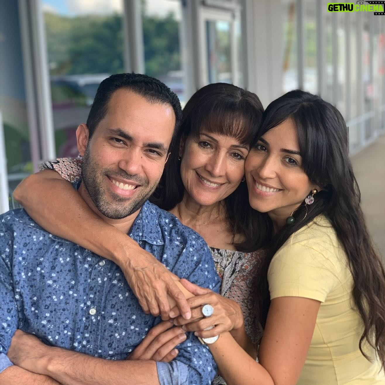Ana Isabelle Instagram - Ayer 4 mayo cumplió mi hermano @magicianjoel🎉Ayúdenme a felicitarlo! En casa somos solo dos hijos. Y como hermano mayor, siempre me ha cuidado, enseñado, protegido y dado el amor más noble que pueda existir. Datos que deben conocer de mi hermano Joel 🇵🇷: 1. Es Ingeniero en computadora en el Lincoln Lab de MIT en Boston 🇵🇷 #orgulloboricua 2. Es MAGO. La magia era su hobby de niño. Hoy día tiene el show #1 de magia y entretenimiento en Boston 🇵🇷 @fourhandedillusions 🔝 3. Baila y enseña salsa en un equipo en Boston 💃🏻‼️ 4. Es músico: pianista, percusionista y toca guitarra cuatro 5. Mi chef favorito. Hace las mejores omelets y pizzas homemade del mundo mundial😋 . Podría seguir enumerando, pero lo más que amo es su gran corazón. El es ese hermano honesto, estricto, chistoso y que sabe cuando necesito ayuda con tan solo oírme la voz o mirarme a los ojos. Ha sido mi apoyo en las buenas y las secas. Un ejemplo del caballero que anhelo conseguir como pareja porque ama a todos con bondad, es detallista, respetuoso, y da siempre lo mejor de si. Ejemplo de superación. Venimos de familia trabajadora y nada ha impedido que él haya logrado lo más alto en su profesión, y lo que falta. El brain de la familia desde niño. Mientras yo solo era buena pa’ las artes 😂, el muy rompecurva era bueno en todas las materias. Gracias por ser mi inspiración Joel. Sin ti no sería la mitad de quien soy, sin ti a veces no hubiera podido pagar esto o lo otro, has estado en cada peldaño, contigo todo es mejor y punto… gracias por aguantar a la lokilla de tu hermana… y por ser clave en mi evolución. Q Dios me permita tenerte hasta viejitos. Mi hermano del alma, mi sangre, mi manito. TE AMO CON TO’ 🩷 #siblinggoals #happybirthday 🎉