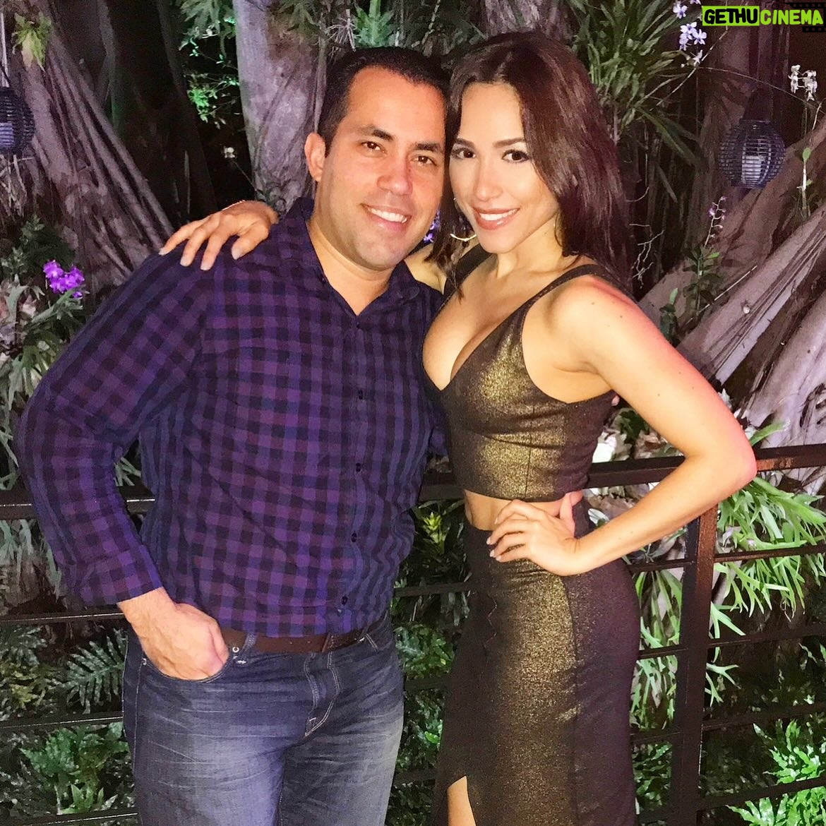 Ana Isabelle Instagram - Ayer 4 mayo cumplió mi hermano @magicianjoel🎉Ayúdenme a felicitarlo! En casa somos solo dos hijos. Y como hermano mayor, siempre me ha cuidado, enseñado, protegido y dado el amor más noble que pueda existir. Datos que deben conocer de mi hermano Joel 🇵🇷: 1. Es Ingeniero en computadora en el Lincoln Lab de MIT en Boston 🇵🇷 #orgulloboricua 2. Es MAGO. La magia era su hobby de niño. Hoy día tiene el show #1 de magia y entretenimiento en Boston 🇵🇷 @fourhandedillusions 🔝 3. Baila y enseña salsa en un equipo en Boston 💃🏻‼️ 4. Es músico: pianista, percusionista y toca guitarra cuatro 5. Mi chef favorito. Hace las mejores omelets y pizzas homemade del mundo mundial😋 . Podría seguir enumerando, pero lo más que amo es su gran corazón. El es ese hermano honesto, estricto, chistoso y que sabe cuando necesito ayuda con tan solo oírme la voz o mirarme a los ojos. Ha sido mi apoyo en las buenas y las secas. Un ejemplo del caballero que anhelo conseguir como pareja porque ama a todos con bondad, es detallista, respetuoso, y da siempre lo mejor de si. Ejemplo de superación. Venimos de familia trabajadora y nada ha impedido que él haya logrado lo más alto en su profesión, y lo que falta. El brain de la familia desde niño. Mientras yo solo era buena pa’ las artes 😂, el muy rompecurva era bueno en todas las materias. Gracias por ser mi inspiración Joel. Sin ti no sería la mitad de quien soy, sin ti a veces no hubiera podido pagar esto o lo otro, has estado en cada peldaño, contigo todo es mejor y punto… gracias por aguantar a la lokilla de tu hermana… y por ser clave en mi evolución. Q Dios me permita tenerte hasta viejitos. Mi hermano del alma, mi sangre, mi manito. TE AMO CON TO’ 🩷 #siblinggoals #happybirthday 🎉