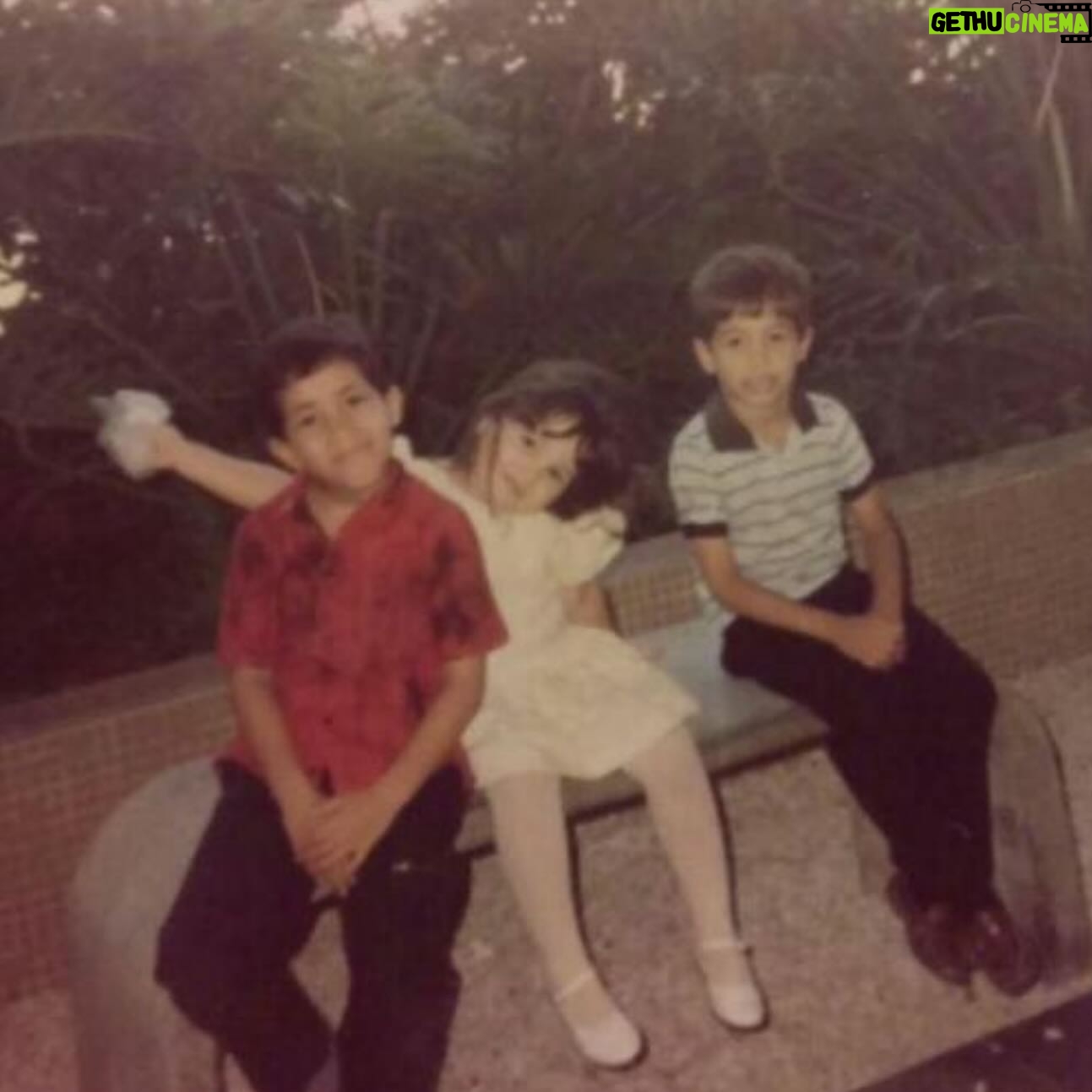 Ana Isabelle Instagram - Ayer 4 mayo cumplió mi hermano @magicianjoel🎉Ayúdenme a felicitarlo! En casa somos solo dos hijos. Y como hermano mayor, siempre me ha cuidado, enseñado, protegido y dado el amor más noble que pueda existir. Datos que deben conocer de mi hermano Joel 🇵🇷: 1. Es Ingeniero en computadora en el Lincoln Lab de MIT en Boston 🇵🇷 #orgulloboricua 2. Es MAGO. La magia era su hobby de niño. Hoy día tiene el show #1 de magia y entretenimiento en Boston 🇵🇷 @fourhandedillusions 🔝 3. Baila y enseña salsa en un equipo en Boston 💃🏻‼️ 4. Es músico: pianista, percusionista y toca guitarra cuatro 5. Mi chef favorito. Hace las mejores omelets y pizzas homemade del mundo mundial😋 . Podría seguir enumerando, pero lo más que amo es su gran corazón. El es ese hermano honesto, estricto, chistoso y que sabe cuando necesito ayuda con tan solo oírme la voz o mirarme a los ojos. Ha sido mi apoyo en las buenas y las secas. Un ejemplo del caballero que anhelo conseguir como pareja porque ama a todos con bondad, es detallista, respetuoso, y da siempre lo mejor de si. Ejemplo de superación. Venimos de familia trabajadora y nada ha impedido que él haya logrado lo más alto en su profesión, y lo que falta. El brain de la familia desde niño. Mientras yo solo era buena pa’ las artes 😂, el muy rompecurva era bueno en todas las materias. Gracias por ser mi inspiración Joel. Sin ti no sería la mitad de quien soy, sin ti a veces no hubiera podido pagar esto o lo otro, has estado en cada peldaño, contigo todo es mejor y punto… gracias por aguantar a la lokilla de tu hermana… y por ser clave en mi evolución. Q Dios me permita tenerte hasta viejitos. Mi hermano del alma, mi sangre, mi manito. TE AMO CON TO’ 🩷 #siblinggoals #happybirthday 🎉