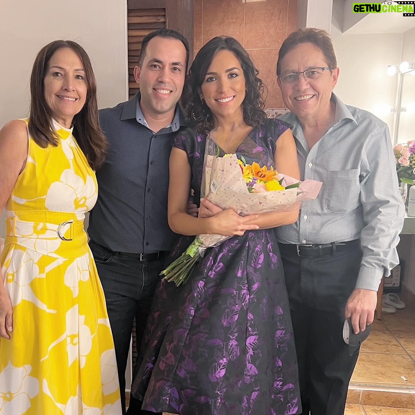 Ana Isabelle Instagram - Ayer 4 mayo cumplió mi hermano @magicianjoel🎉Ayúdenme a felicitarlo! En casa somos solo dos hijos. Y como hermano mayor, siempre me ha cuidado, enseñado, protegido y dado el amor más noble que pueda existir. Datos que deben conocer de mi hermano Joel 🇵🇷: 1. Es Ingeniero en computadora en el Lincoln Lab de MIT en Boston 🇵🇷 #orgulloboricua 2. Es MAGO. La magia era su hobby de niño. Hoy día tiene el show #1 de magia y entretenimiento en Boston 🇵🇷 @fourhandedillusions 🔝 3. Baila y enseña salsa en un equipo en Boston 💃🏻‼️ 4. Es músico: pianista, percusionista y toca guitarra cuatro 5. Mi chef favorito. Hace las mejores omelets y pizzas homemade del mundo mundial😋 . Podría seguir enumerando, pero lo más que amo es su gran corazón. El es ese hermano honesto, estricto, chistoso y que sabe cuando necesito ayuda con tan solo oírme la voz o mirarme a los ojos. Ha sido mi apoyo en las buenas y las secas. Un ejemplo del caballero que anhelo conseguir como pareja porque ama a todos con bondad, es detallista, respetuoso, y da siempre lo mejor de si. Ejemplo de superación. Venimos de familia trabajadora y nada ha impedido que él haya logrado lo más alto en su profesión, y lo que falta. El brain de la familia desde niño. Mientras yo solo era buena pa’ las artes 😂, el muy rompecurva era bueno en todas las materias. Gracias por ser mi inspiración Joel. Sin ti no sería la mitad de quien soy, sin ti a veces no hubiera podido pagar esto o lo otro, has estado en cada peldaño, contigo todo es mejor y punto… gracias por aguantar a la lokilla de tu hermana… y por ser clave en mi evolución. Q Dios me permita tenerte hasta viejitos. Mi hermano del alma, mi sangre, mi manito. TE AMO CON TO’ 🩷 #siblinggoals #happybirthday 🎉