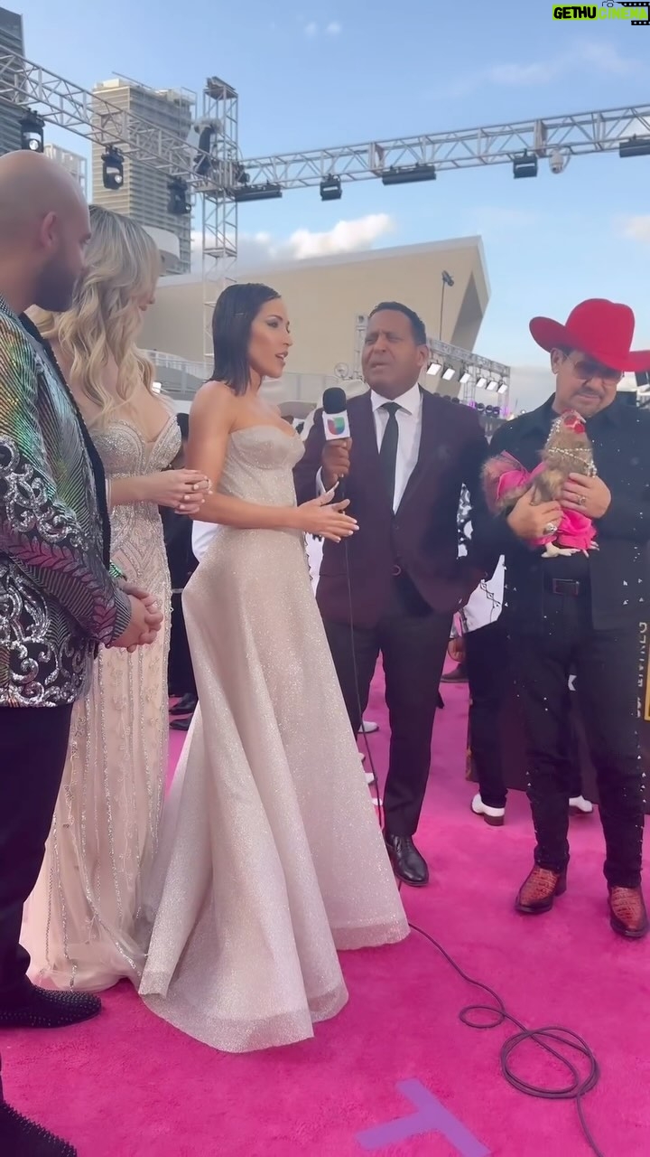 Ana Isabelle Instagram - Miami se siente bonito hoy! Gracias @premiolonuestro 🙌🏻✨ . . Video @will_0mar Wearing @jeancintron Jewelry @reinholdjewelers