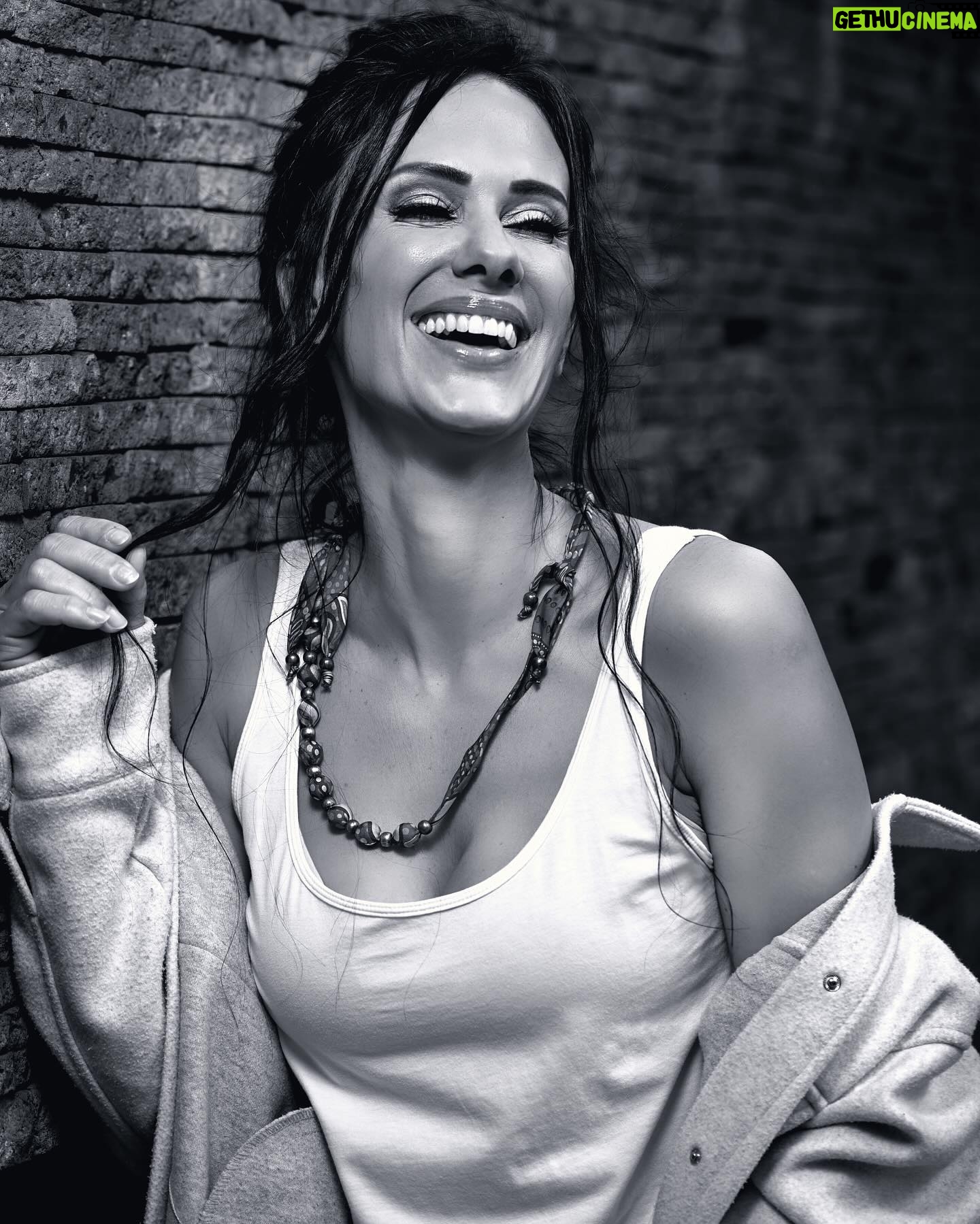 Ana La Salvia Instagram - Renovación de book para @analasalviaoficial ¡Feliz de reencontrarnos! 🙌🏻📸❤️ . Team: @beatrizsandovaloficial @arlette_sandhairstyle @isramendoza2 #shooting #analasalvia #actress #tvhost #actrizvenezolana #alexpadronphoto #fotografo #streetstyle