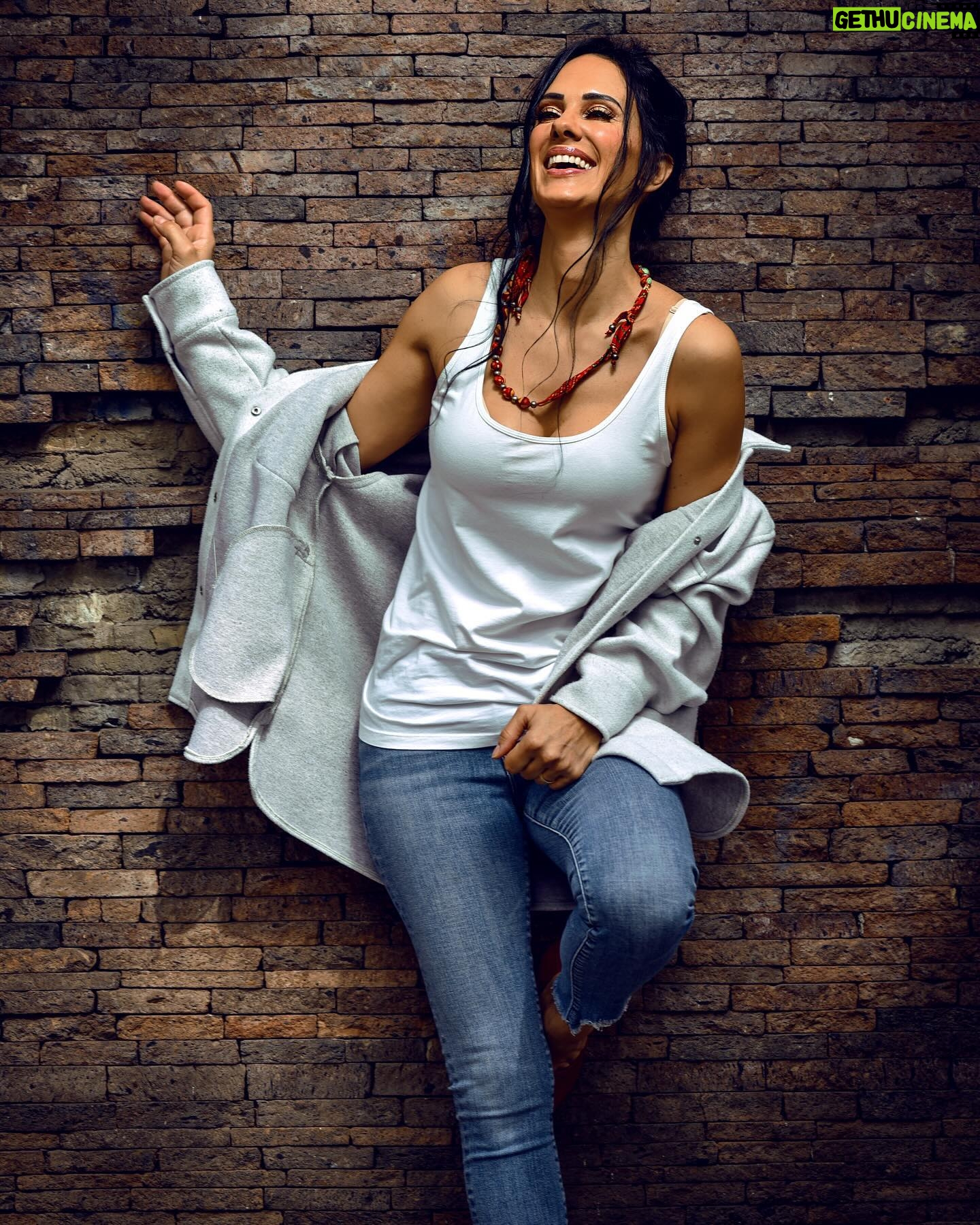 Ana La Salvia Instagram - Renovación de book para @analasalviaoficial ¡Feliz de reencontrarnos! 🙌🏻📸❤️ . Team: @beatrizsandovaloficial @arlette_sandhairstyle @isramendoza2 #shooting #analasalvia #actress #tvhost #actrizvenezolana #alexpadronphoto #fotografo #streetstyle