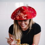 Ana Marta Ferreira Instagram - Fun fact: sou um verdadeiro ninja a cozinhar massas 🥷🏽😎 E nem é pelo facto desta massa ir diretamente do pacote para o WOK sem precisar de pré-cozedura. Juro. É mesmo porque tenho um talento nato. 😇 Agora a sério, esta gama WOK da @milanezapt é muito fácil de cozinhar e muuito saborosa! Desafio-vos a fazerem esta massa melhor que eu! @milanezapt #pub #milaneza #milanezagamawok #diretamenteparaowok #fazdetiumninjanacozinha