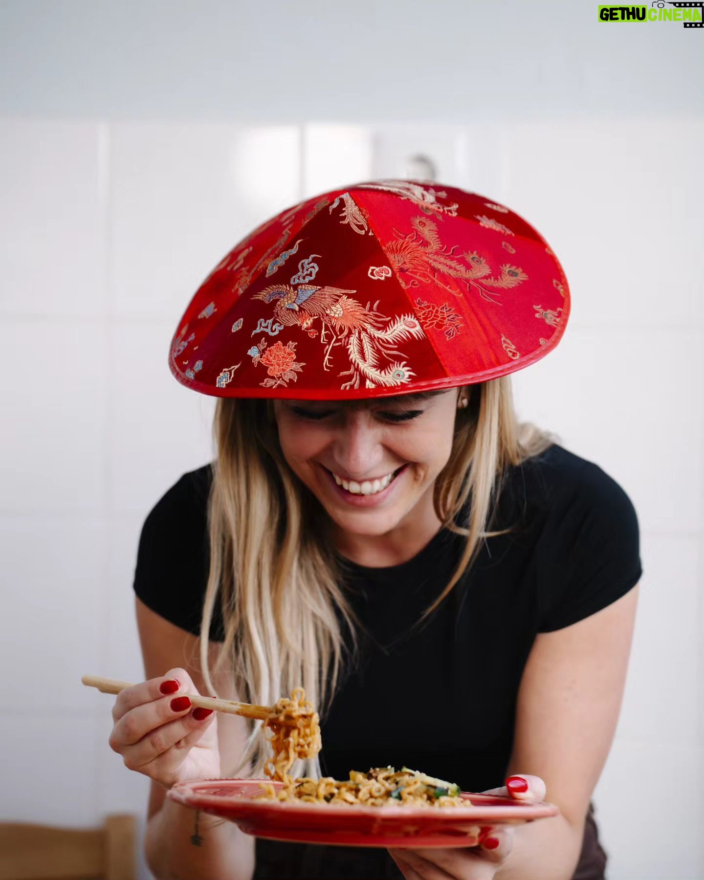 Ana Marta Ferreira Instagram - Fun fact: sou um verdadeiro ninja a cozinhar massas 🥷🏽😎 E nem é pelo facto desta massa ir diretamente do pacote para o WOK sem precisar de pré-cozedura. Juro. É mesmo porque tenho um talento nato. 😇 Agora a sério, esta gama WOK da @milanezapt é muito fácil de cozinhar e muuito saborosa! Desafio-vos a fazerem esta massa melhor que eu! @milanezapt #pub #milaneza #milanezagamawok #diretamenteparaowok #fazdetiumninjanacozinha
