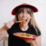 Ana Marta Ferreira Instagram - Fun fact: sou um verdadeiro ninja a cozinhar massas 🥷🏽😎 E nem é pelo facto desta massa ir diretamente do pacote para o WOK sem precisar de pré-cozedura. Juro. É mesmo porque tenho um talento nato. 😇 Agora a sério, esta gama WOK da @milanezapt é muito fácil de cozinhar e muuito saborosa! Desafio-vos a fazerem esta massa melhor que eu! @milanezapt #pub #milaneza #milanezagamawok #diretamenteparaowok #fazdetiumninjanacozinha