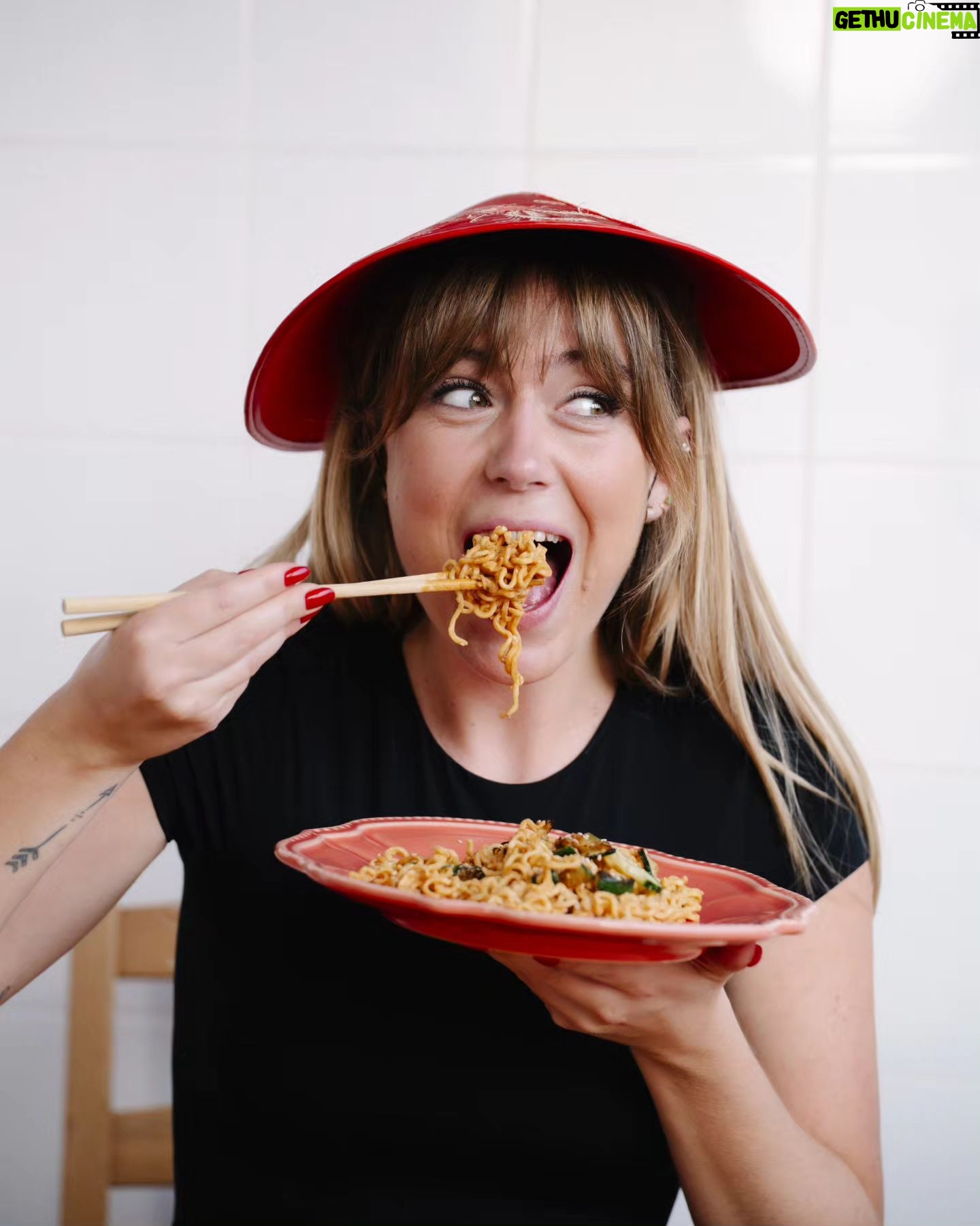 Ana Marta Ferreira Instagram - Fun fact: sou um verdadeiro ninja a cozinhar massas 🥷🏽😎 E nem é pelo facto desta massa ir diretamente do pacote para o WOK sem precisar de pré-cozedura. Juro. É mesmo porque tenho um talento nato. 😇 Agora a sério, esta gama WOK da @milanezapt é muito fácil de cozinhar e muuito saborosa! Desafio-vos a fazerem esta massa melhor que eu! @milanezapt #pub #milaneza #milanezagamawok #diretamenteparaowok #fazdetiumninjanacozinha