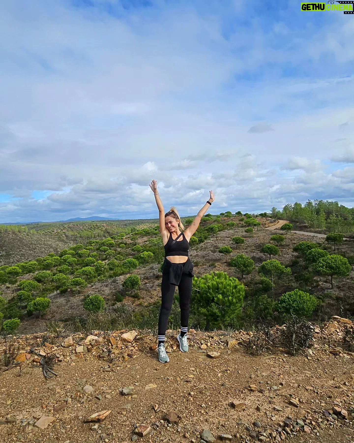Ana Marta Ferreira Instagram - • SAMSUNG Wellness Retreat • Muito obrigada @samsungportugal por ter tido a oportunidade de estar neste retiro. Perceber a importância de um bom sono e perceber como influencia a nossa vida no geral, e nada melhor que o Galaxy Watch 6 e Watch 6 Classic para ajudar a analisar as fases do nosso sono. E que bela surpresa @praiadocanal, local perfeito para o que vivemos 🧘🏼♀️ @samsung #SamsungWellnessRetreat