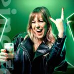 Ana Marta Ferreira Instagram - Ter rituais em dias de jogo funciona ou não? Esta é a questão que paira no ar! No fim de contas, para mim o que funciona é estar acompanhada de uma Heineken fresquinha e apoiar a equipa Se queres ganhar uma ida a um dos jogos da UEFA Champions League com a @heinekenpt, clica no link na minha story e conta a uma história tua ou de alguém que conheças, sobre um ritual ou superstição que tenham em dia de jogo! #pub #verdadeirosfanaticos Seja Responsável. Beba com Moderação