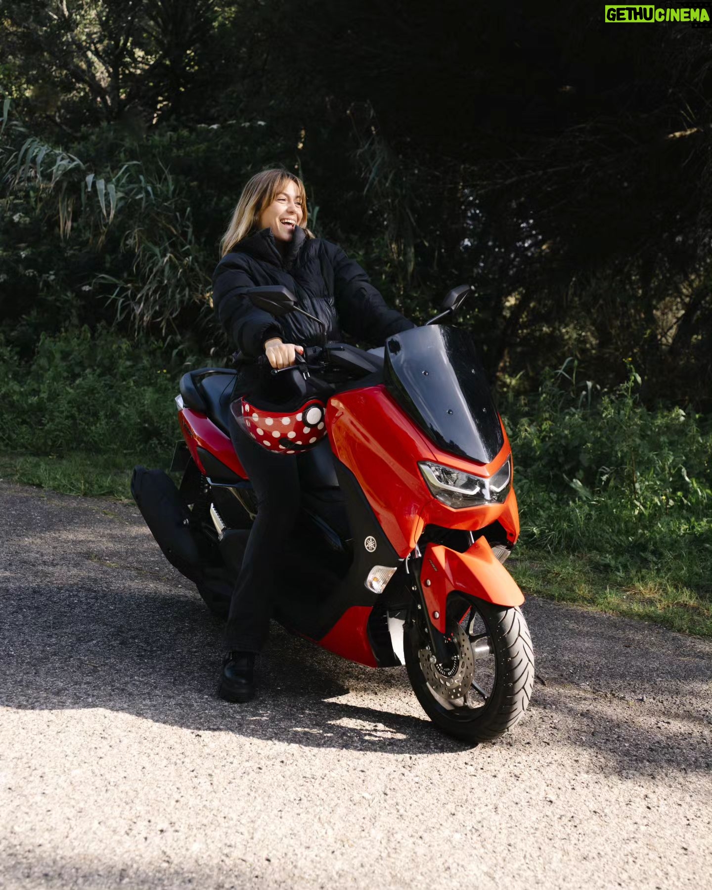 Ana Marta Ferreira Instagram - Posso chamar com muito orgulho a @yamahamotorpt: FAMÍLIA! Cá em casa já todos temos motas Yamaha, desde o Vasquinho aos meus pais. Somos uns eternos apaixonados! Aprendi com 9 anos a conduzir mota e foi das melhores coisas que me aconteceram! Quando tirei a licença de 50cc, comprei uma DT 50!!! Era épica!!! Nunca imaginei que uns anos mais tarde fizesse parte desta família! Por muitos mais anos e aventuras!!! O melhor está por vir que já estou a tirar a carta para todas as cilindradas!!!!! 💪🏼💪🏼💪🏼 #EuVouDeYamaha @yamahamotorpt 📸 @catarinapca