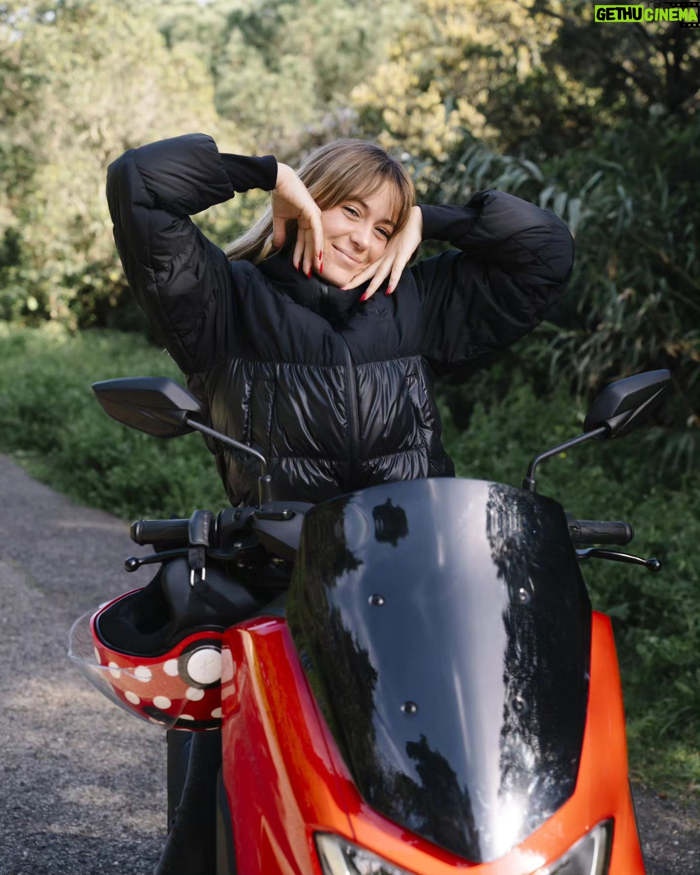 Ana Marta Ferreira Instagram - Posso chamar com muito orgulho a @yamahamotorpt: FAMÍLIA! Cá em casa já todos temos motas Yamaha, desde o Vasquinho aos meus pais. Somos uns eternos apaixonados! Aprendi com 9 anos a conduzir mota e foi das melhores coisas que me aconteceram! Quando tirei a licença de 50cc, comprei uma DT 50!!! Era épica!!! Nunca imaginei que uns anos mais tarde fizesse parte desta família! Por muitos mais anos e aventuras!!! O melhor está por vir que já estou a tirar a carta para todas as cilindradas!!!!! 💪🏼💪🏼💪🏼 #EuVouDeYamaha @yamahamotorpt 📸 @catarinapca