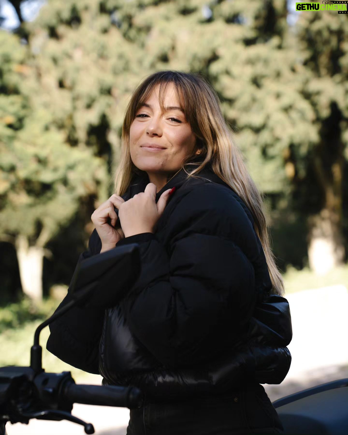Ana Marta Ferreira Instagram - Posso chamar com muito orgulho a @yamahamotorpt: FAMÍLIA! Cá em casa já todos temos motas Yamaha, desde o Vasquinho aos meus pais. Somos uns eternos apaixonados! Aprendi com 9 anos a conduzir mota e foi das melhores coisas que me aconteceram! Quando tirei a licença de 50cc, comprei uma DT 50!!! Era épica!!! Nunca imaginei que uns anos mais tarde fizesse parte desta família! Por muitos mais anos e aventuras!!! O melhor está por vir que já estou a tirar a carta para todas as cilindradas!!!!! 💪🏼💪🏼💪🏼 #EuVouDeYamaha @yamahamotorpt 📸 @catarinapca
