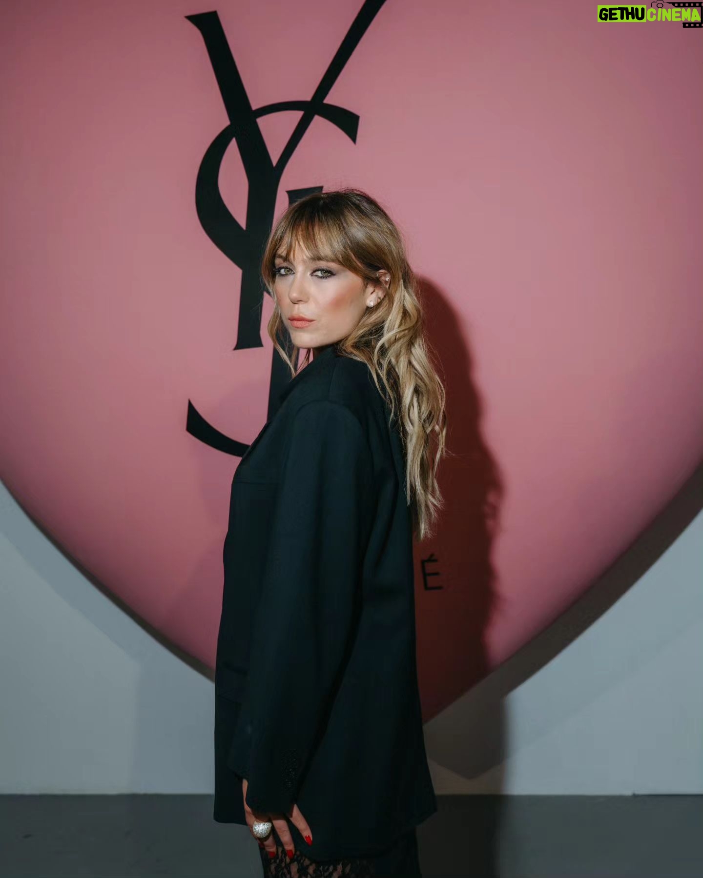 Ana Marta Ferreira Instagram - YSL Beauty Event ⚡️ @yslbeauty #yslbeauty #LoveShine Blazer @pinkoofficial Saia @donnanoir Joias @eugeniocamposjewels Manicure @geisacoelho.nails Sapatos @aldo_shoes Styling @_sara.peterson_ @addicted.prod