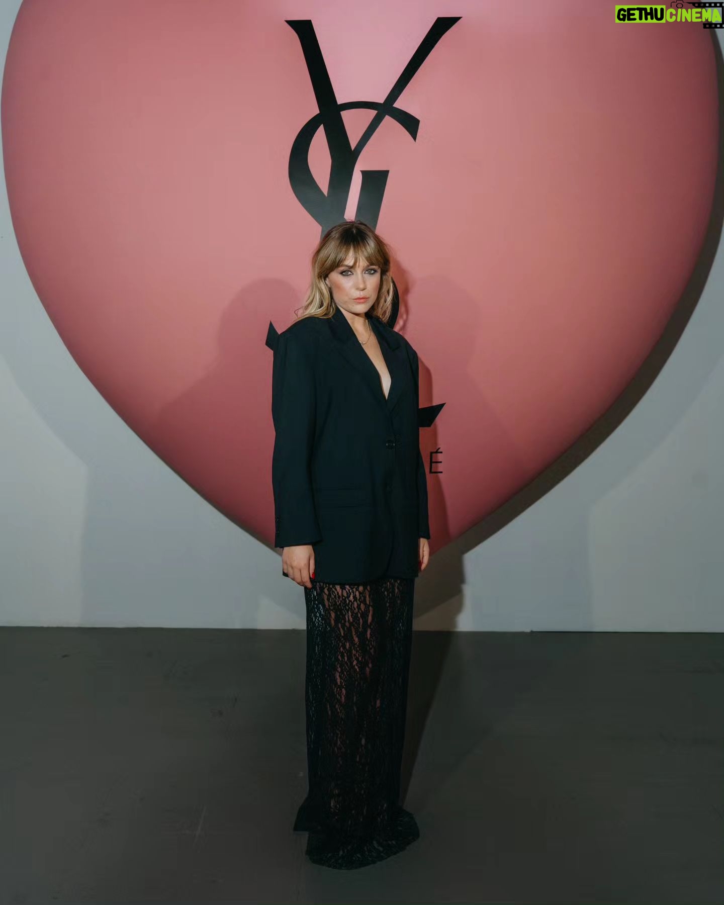 Ana Marta Ferreira Instagram - YSL Beauty Event ⚡️ @yslbeauty #yslbeauty #LoveShine Blazer @pinkoofficial Saia @donnanoir Joias @eugeniocamposjewels Manicure @geisacoelho.nails Sapatos @aldo_shoes Styling @_sara.peterson_ @addicted.prod
