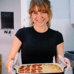 Ana Marta Ferreira Instagram - Há sempre um prato que faz sucesso em casa. Na minha é o arroz de pato, um prato simples de fazer mas que com o truque certo pode ficar mesmo incrível. Descubram no vídeo o truque infalível da minha mãe e também o meu: usar a Le Creuset com a nova cor Rhône para celebrar a arte de cozinhar com estilo. Uma curiosidade: esta cor, vermelho ameixa, foi inspirada na região vinícola de Côtes du Rhône, em França. Uma homenagem aos vinhos para adicionar calor e riqueza à mesa. 🍒🌹🍎🍷❤️ #lecreuset #lecreusetpt #Rhone #oferta @lecreuset_pt