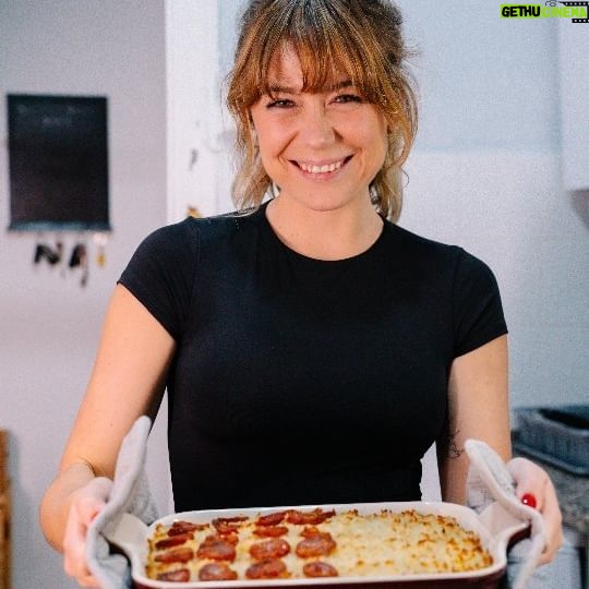 Ana Marta Ferreira Instagram - Há sempre um prato que faz sucesso em casa. Na minha é o arroz de pato, um prato simples de fazer mas que com o truque certo pode ficar mesmo incrível. Descubram no vídeo o truque infalível da minha mãe e também o meu: usar a Le Creuset com a nova cor Rhône para celebrar a arte de cozinhar com estilo. Uma curiosidade: esta cor, vermelho ameixa, foi inspirada na região vinícola de Côtes du Rhône, em França. Uma homenagem aos vinhos para adicionar calor e riqueza à mesa. 🍒🌹🍎🍷❤️ #lecreuset #lecreusetpt #Rhone #oferta @lecreuset_pt