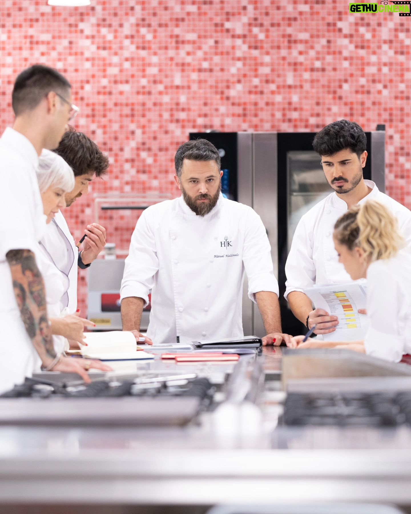Ana Marta Ferreira Instagram - Nem acredito que amanhã já é a grande final do Hell's Kitchen 🔥 Falta 1 dia para saber quem é o grande vencedor, mas na minha opinião somos TODOS!! Os 5 fantásticos que adoro e admiro muito @mesaluisa_ @lourencoortigao @diogoamaral.oficial @luismlourenco E claro que sem o nosso chef @ljubostanisic não seria a mesma coisa 🧡 Foi um desafio e pêras! Quem acham que vai ganhar??? Contem me tudo